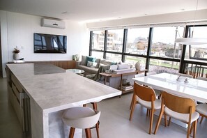 Deluxe-Apartment, Poolzugang, Strandblick | Wohnbereich