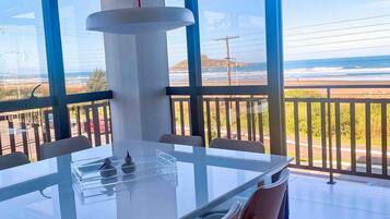 Apartamento luxo, acesso à piscina, vista para a praia | Opções para refeição