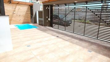 Piscina interna, piscina externa, guarda-sóis, espreguiçadeiras