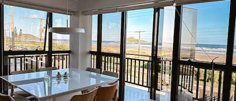 Departamento Deluxe, acceso a la alberca, frente al mar | Vista a la playa o el mar
