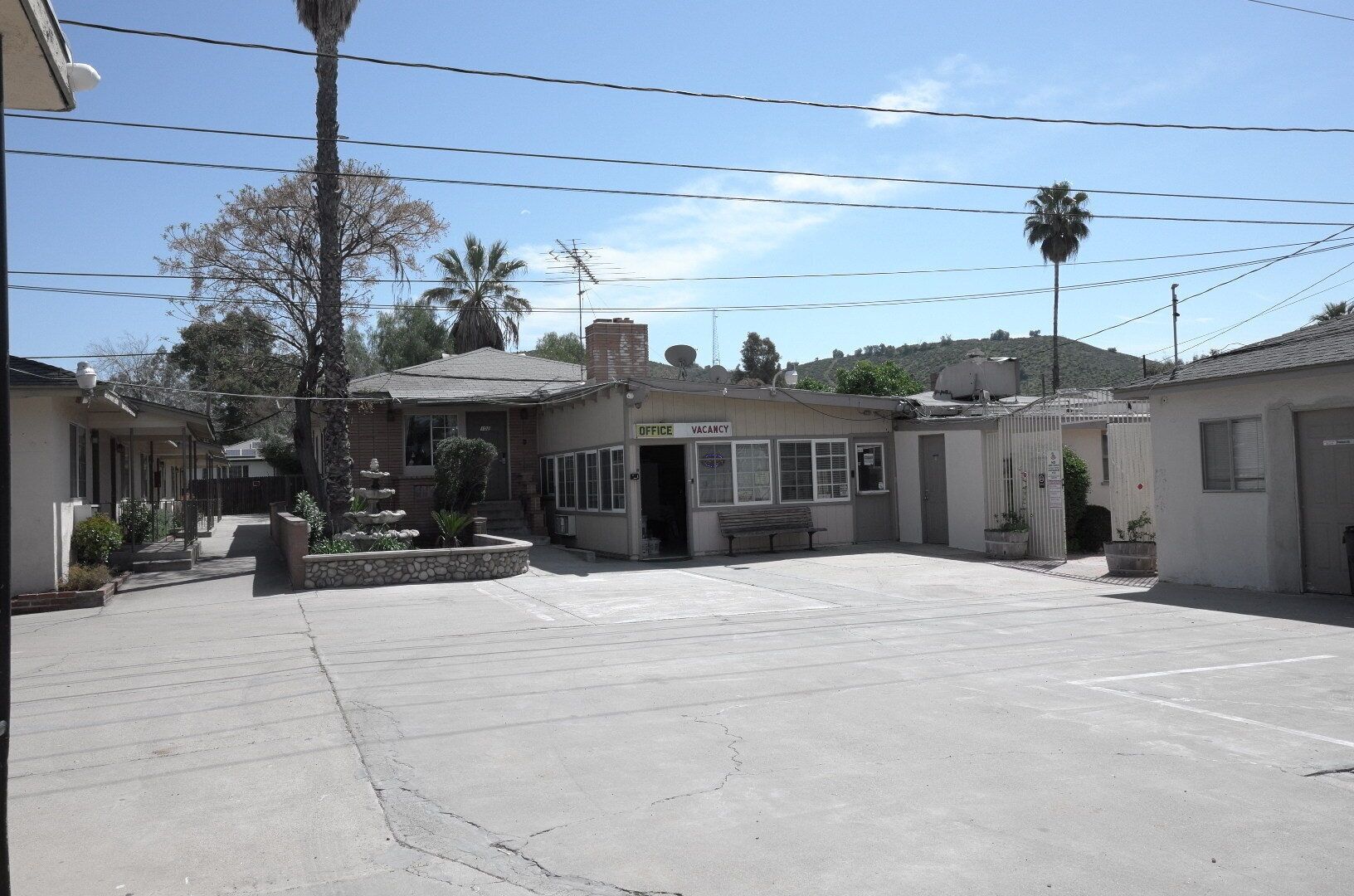 Vista frontal de la propiedad