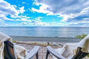 On the beach - Private beachfront cottage with expansive deck, kayaks, elegant interior, & W/D (Point Roberts)