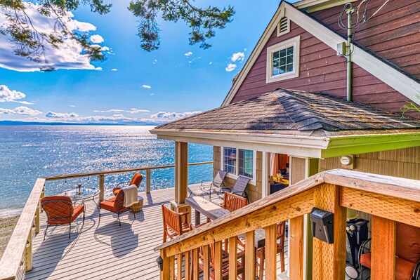 Outdoor dining - Private beachfront cottage with expansive deck, kayaks, elegant interior, & W/D (Point Roberts)