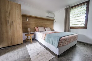 1 bedroom, iron/ironing board, free WiFi, bed sheets - Rustic and unique private room with large wraparound balcony up in the Trees! (Aburi)