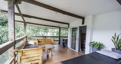 Rustic and unique private room with large wraparound balcony up in the Trees!