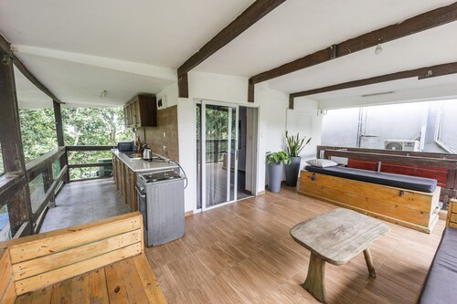 Rustic and unique private room with large wraparound balcony up in the Trees!