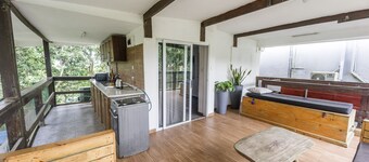 Rustic and unique private room with large wraparound balcony up in the Trees!