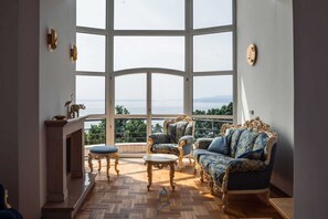 Smart TV, fireplace, DVD player, books