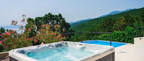Bañera de hidromasaje exterior