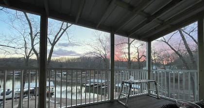 Cozy ranch, peaceful cove, dock space available. Close to restaurants!