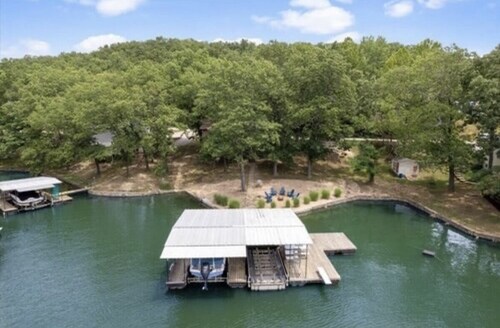 Cozy ranch, peaceful cove, dock space available. Close to restaurants! 