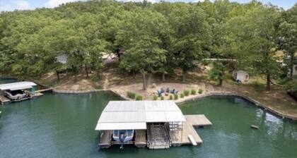 Cozy ranch, peaceful cove, dock space available. Close to restaurants!