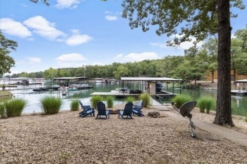 BRAND NEW DOCK!! New screened in porch. Peaceful cove. Close to restaurants!