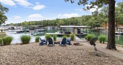 BRAND NEW DOCK!! New screened in porch. Peaceful cove. Close to restaurants!