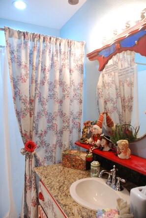 Regadera, secadora de cabello, toallas, jabón