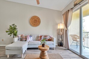 Smart TV, video games - Remodeled Retreat: Tranquil Resort Oasis Near Theme Parks (Kissimmee)