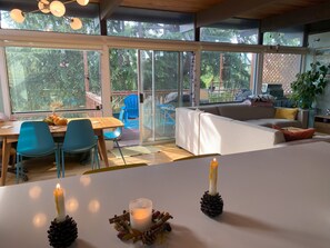 Smart-tv, eldstad, tv-spel och dvd-spelare