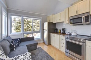 Wasserkocher mit Kaffee-/Teezubehör, Kühlschrank, Mikrowelle, Ofen
