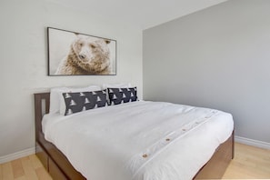 Desk, WiFi, bed sheets