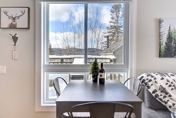 Dining - Cozy Chalet in the Mont Tremblant Ski Village (Mont-Tremblant)
