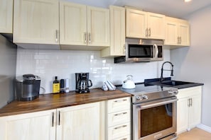 Coffee/tea maker, fridge, microwave, oven - Cozy Chalet in the Mont Tremblant Ski Village (Mont-Tremblant)
