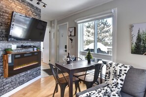 Dining - Cozy Chalet in the Mont Tremblant Ski Village (Mont-Tremblant)