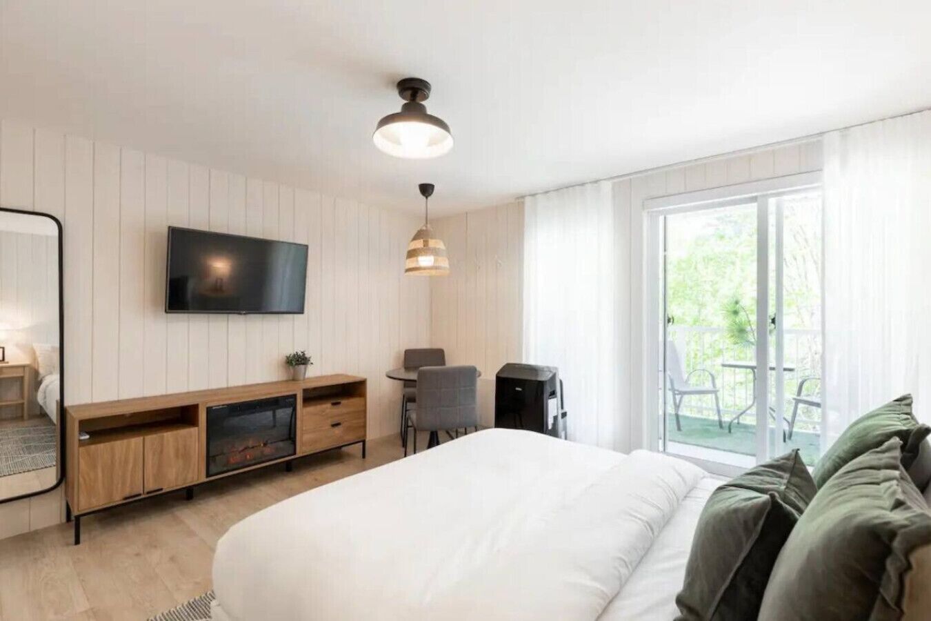 1 bedroom, desk, WiFi, bed sheets