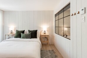 1 bedroom, desk, WiFi, bed sheets