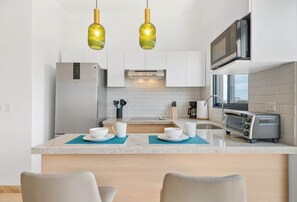 Kylskåp, mikrovågsugn, spishäll och kaffe- och tebryggare