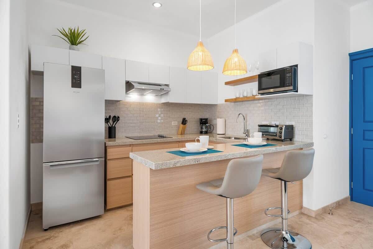 Kühlschrank, Mikrowelle, Herdplatte, Wasserkocher mit Kaffee-/Teezubehör