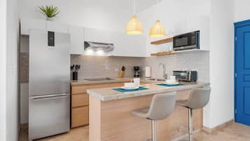 Kühlschrank, Mikrowelle, Herdplatte, Wasserkocher mit Kaffee-/Teezubehör