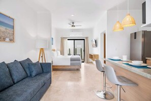 5 habitaciones, tabla de planchar con plancha, cuna de viaje y wifi 