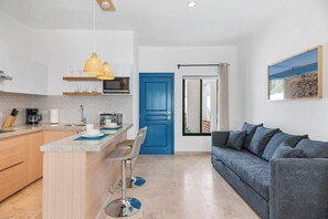 Jääkaappi, mikroaaltouuni, liesi, kahvin-/teenkeitin