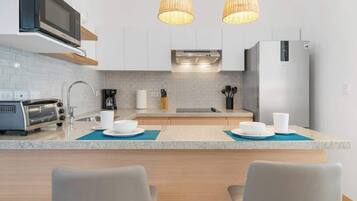 Kjøleskap, mikrobølgeovn, kokeplater og kaffetrakter/tekoker