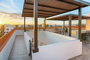 Outdoor dining - Pineda 102 Ground Floor Studio Parking & Cleaning (La Paz)