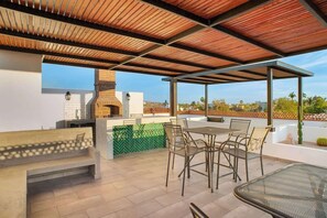 Outdoor dining - Pineda 102 Ground Floor Studio Parking & Cleaning (La Paz)