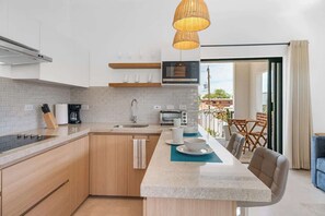 Réfrigérateur, micro-ondes, plaque de cuisson, cafetière/bouilloire