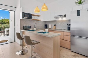 Kjøleskap, mikrobølgeovn, kokeplater og kaffetrakter/tekoker