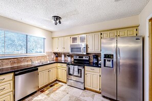 Een koelkast, een microgolfoven, een oven, een kookplaat