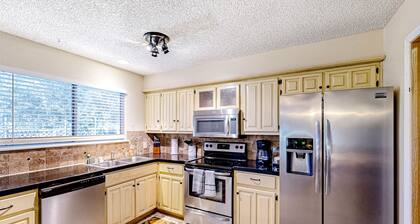 Golf course-view home with yard, grill, AC, & W/D - dog-friendly