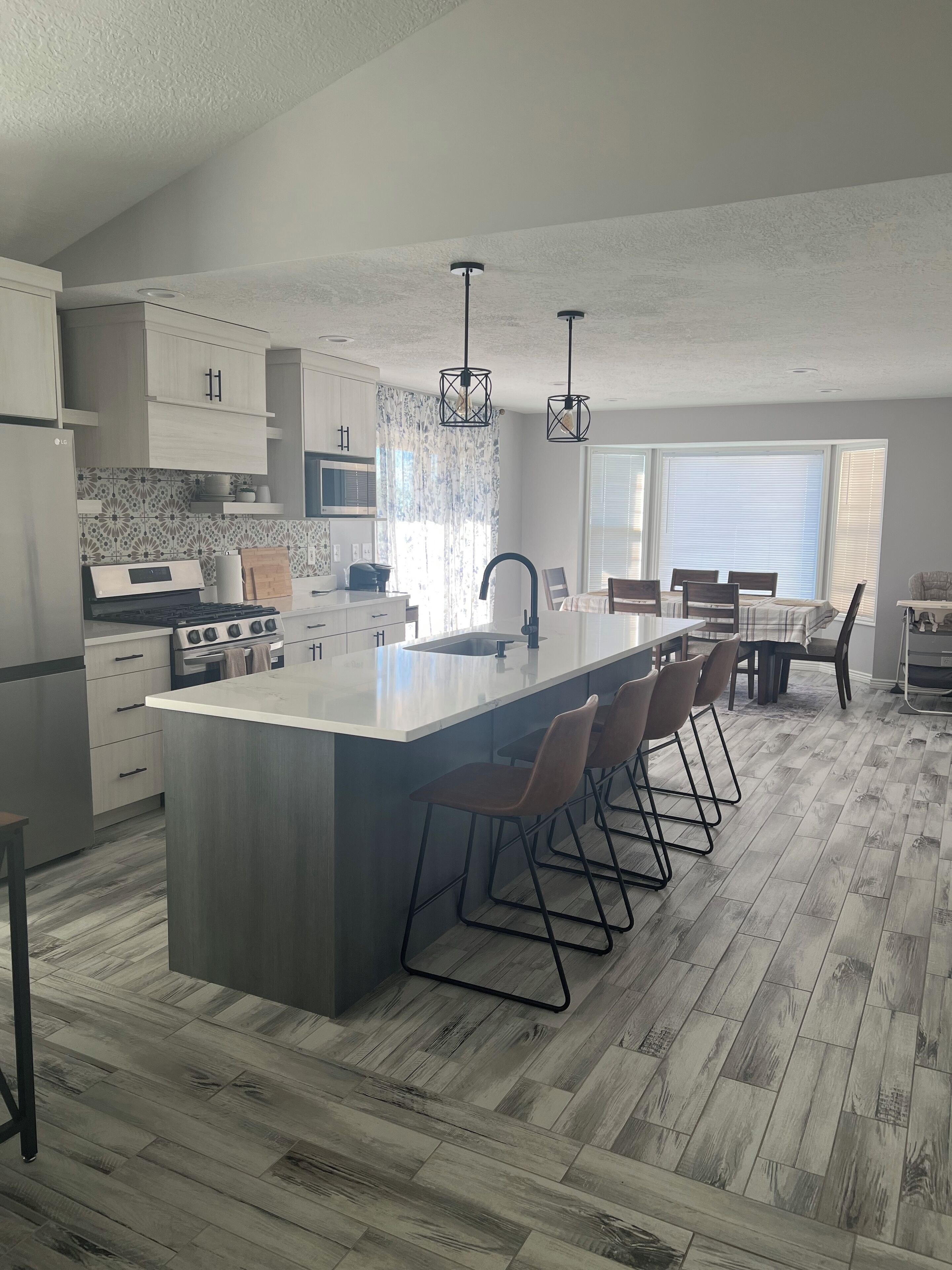 ثلاجة، ميكروويف، فرن، موقد طهي مسطح