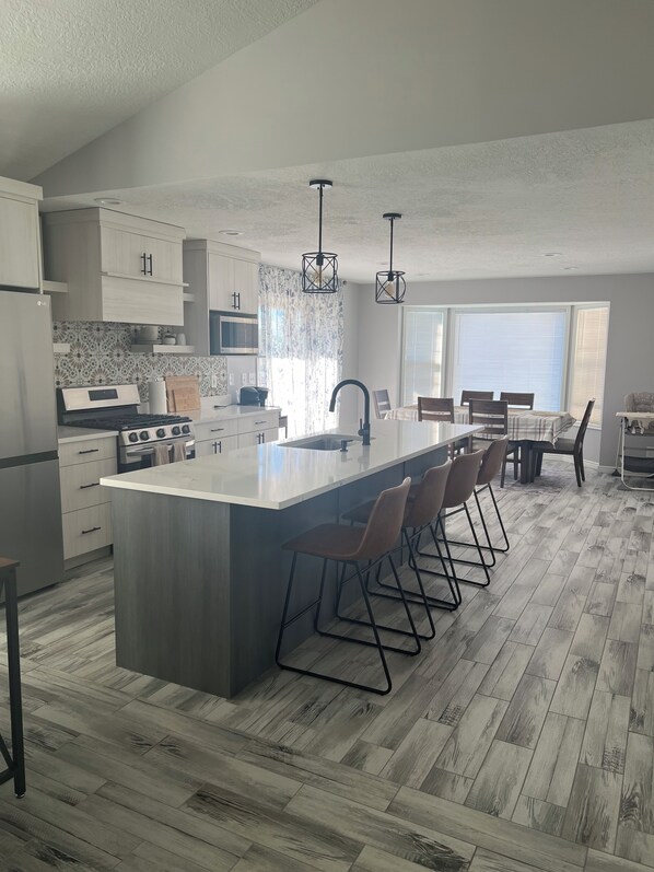 Réfrigérateur, micro-ondes, four, plaque de cuisson