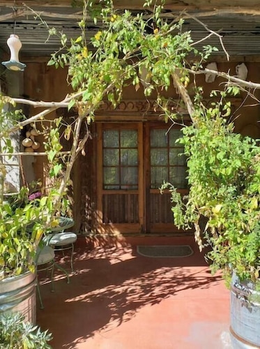Romantic Adobe Casita, Hot tub, Kitchen, Woodstove, astounding views, historic.