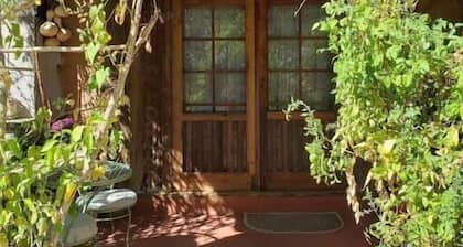 Romantic Adobe Casita, Hot tub, Kitchen, Woodstove, astounding views, historic.