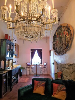 Living area to kitchen - The Cerrillos Manor Carriage House Hot tub Romance (Los Cerrillos)