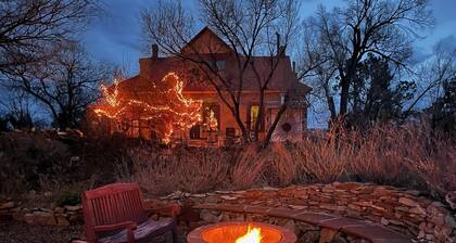 Romantic, Rock Carriage House, Hot Tub, Woodstove, Kitchen on Historic Property