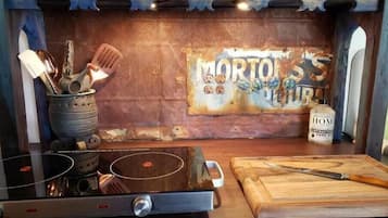 Refrigerador, parrilla de estufa, cafetera y tetera y tetera eléctrica