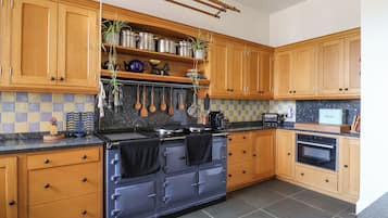 Casa de campo | Cocina privada | Refrigerador, lavavajillas, tetera eléctrica y tostadora