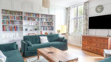Cottage | Living area | Fireplace