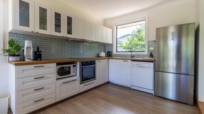 Fridge, microwave, oven, stovetop - Surfway ---- Berrara (Berrara)